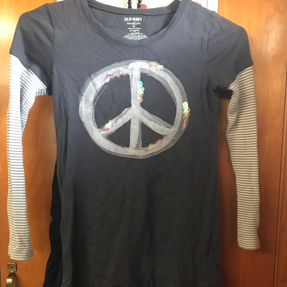 Old Navy girls shirt. Sz M. With peace symbol.
